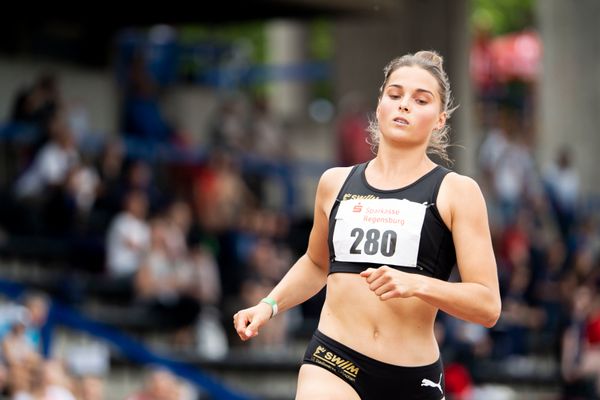 Tina Benzinger (LG Stadtwerke Muenchen) ueber 100m am 04.06.2022 waehrend der Sparkassen Gala in Regensburg